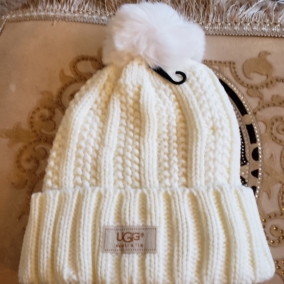 New Ugg infinity scarf and hat sets - Picture 3 of 4